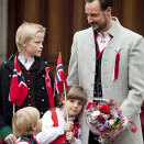 The Crown Prince and Crown Princess' familiy met the Children's Parade in Asker outside of the Skaugum Estate (Photo: Sara Johannessen / Scanpix)